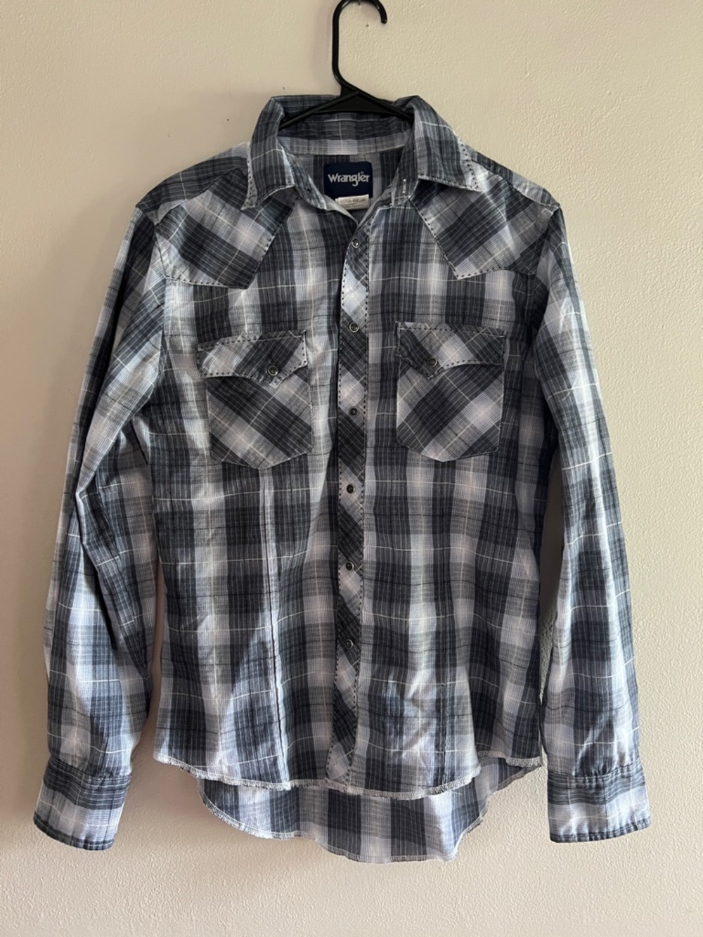 Wrangler long sleeve snap up men’s shirt, size small.